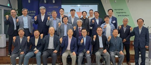 JB미래포럼이 주최한 조찬세미나가 이달 28일 전북특별자치도 서울 장학숙 강당에서 ‘역전의 시대-바이브 코딩이 만드는 새로운 질서’ 주제의 강연으로 진행됐다. 강연 후 참석자들이 포즈를 취하고 있다. /JB미래포럼 제공