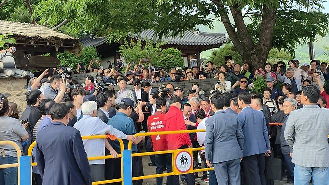 박근혜 전 대통령이 28일 오후 부친인 박정희 전 대통령의 옛 하숙집인 문경 청운각을 들어서고 있다. /고성환 기자
