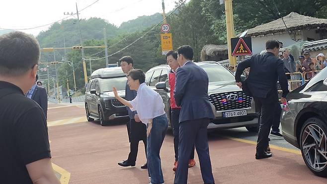 박근혜 전 대통령이 28일 오후 부친인 박정희 전 대통령의 옛 하숙집인 문경 청운각 앞에 도착한 모습. /고성환 기자