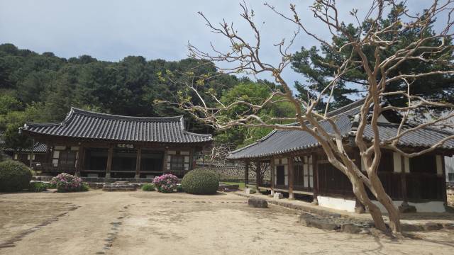 남명 조식 선생의 기개를 품은 덕천서원.