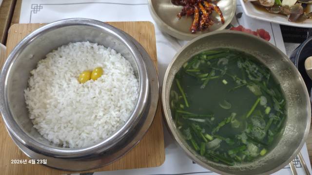 산청 ‘다슬기와 국밥’ 식당의 짙은 다슬기국.