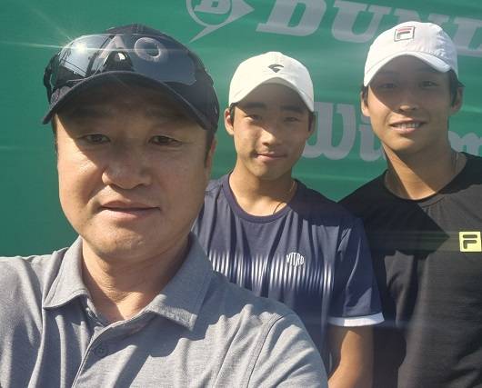 김천 국제남자테니스대회 복식 결승에 진출한 정연수(가운데)와 김장준(오른쪽)이 윤용일 감독과 함께 기념 촬영을 하고 있다. 왼쪽부터 윤용일 감독, 정연수, 김장준. 윤용일 감독 제공