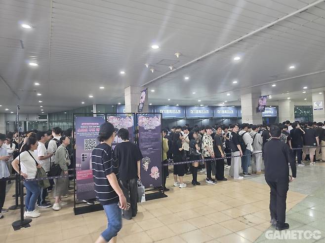 한 데스크에서 너무 많은 업무를 처리했다 (사진= 서동규 기자)