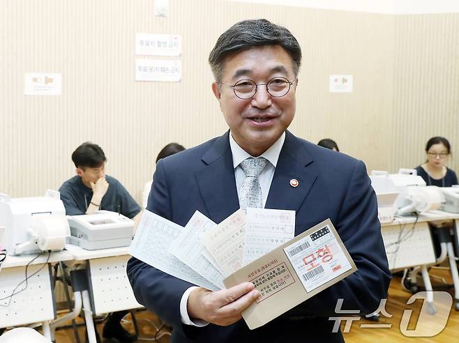 윤호중 행정안전부 장관이 제9회 전국동시지방선거 사전투표일을 하루 앞둔 28일 오후 서울시 종로구 신문로 사직동주민센터에 설치된 사전투표소를 방문해 현장을 점검한 뒤 사전투표 시연을 하고 있다. (공동취재) 2026.5.28 ⓒ 뉴스1 박정호 기자