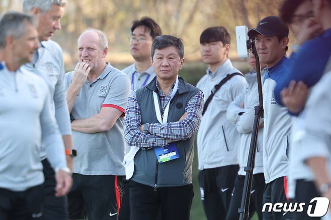 2023 아시아축구연맹(AFC) 카타르 아시안컵 요르단과의 4강전을 앞두고 정몽규 대한축구협회장이 4일(현지시간) 카타르 도하 알 에글라 트레이닝 센터에서 대표팀 훈련을 지켜보고 있다. 2024.2.4 ⓒ 뉴스1 김성진 기자