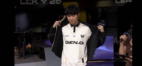 29일 서울 종로구 치지직 롤파크에서 열린 '2026 리그 오브 레전드 챔피언스 코리아(LCK)' 정규시즌 2라운드 2경기에서 젠지가 한진 브리온을 세트 스코어 2대0으로 제압했다 .(POM 초비가 MSI부터 착용할 새로운 유니폼을 공개했다.). /사진=네이버 치지직 라이브영상 캡처