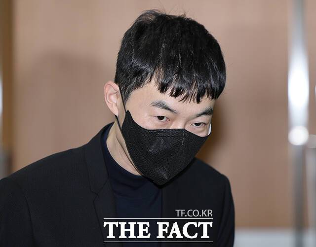 현직 교사들에게 문항을 제공받고 수억 원을 지급한 혐의를 받는 '일타강사' 현우진 씨가 지난달 24일 오전 서울 서초구 서울중앙지방법원에서 열린 공판에 출석하고 있다. /박헌우 기자