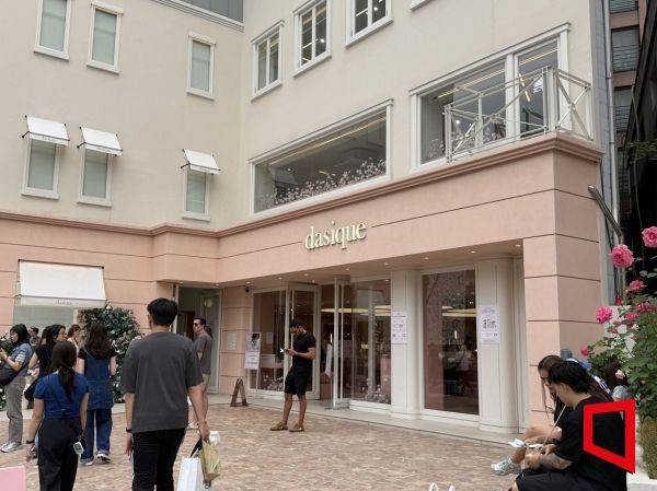 26일 오후 서울 성수동에 위치한 데이지크 성수 매장 앞에서 외국인 관광객들이 지나가는 모습. 한예주 기자