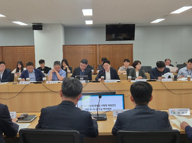 경기도가 28일 경기도청에서 정부의 '반도체산업 경쟁력 강화 및 지원에 관한 특별법 시행령(안)'에 포함된 수도권 배제 조항과 관련해 31개 시군 및 관련기관과 공동 대응방안을 논의하고 있다. 경기도 제공