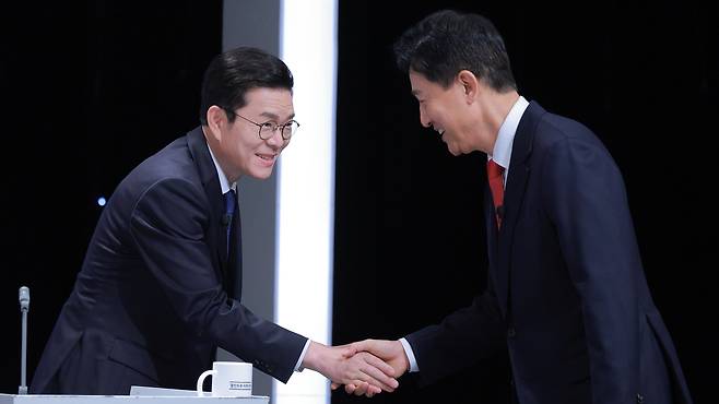 더불어민주당 정원오 서울시장 후보와 국민의힘 오세훈 서울시장 후보가 28일 서울 마포구 SBS 프리즘타워에서 열린 서울시장선거 후보자토론회에 앞서 악수를 하고 있다./연합뉴스