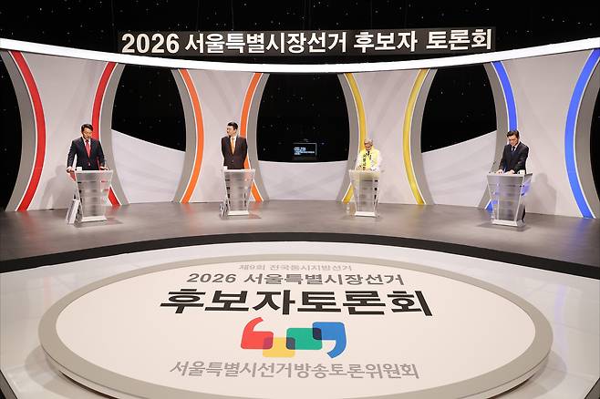 왼쪽부터 오세훈 국민의힘 후보, 김정철 개혁신당 후보, 권영국 정의당 후보, 정원오 더불어민주당 후보가 28일 서울 마포구 SBS프리즘타워에서 토론 준비를 하고 있다./뉴스1