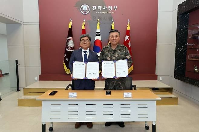 최종원 KAI 전략본부장(왼쪽)과 박재열 전략사령관 중장이 전략적 파트너십 구축 및 업무협력 강화를 위한 업무협약 체결 후 기념촬영을 하고 있다. ⓒKAI