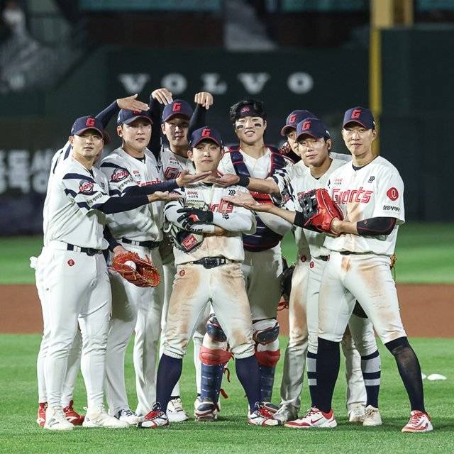 승리를 자축하고 있는 롯데 선수단. 롯데 자이언츠 제공