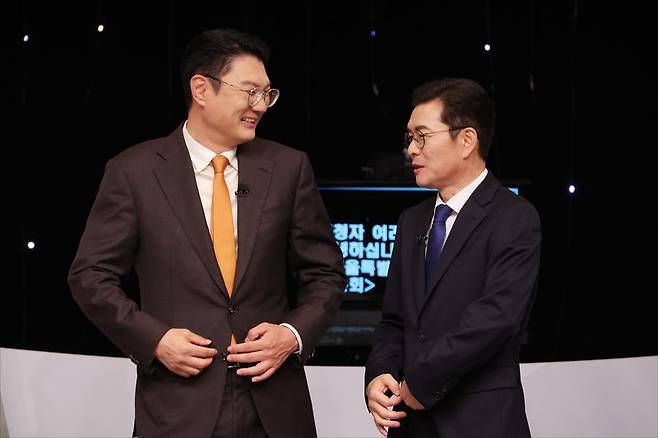 정원오(오른쪽) 더불어민주당 서울시장 후보와 김정철 개혁신당 서울시장 후보가 28일 서울 마포구 SBS 프리즘타워 오디토리움에서 열린 '제9회 전국동시지방선거 서울특별시장선거 후보자 토론회'를 앞두고 대화를 하고 있다. 뉴시스