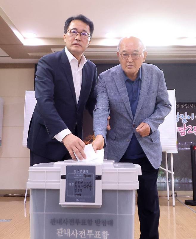 제9회 전국동시지방선거 사전투표 첫날인 29일 문성유 국민의힘 제주특별자치도지사 후보가 제주시 용담2동주민센터에 마련된 사전투표소에서 부친 문두민씨와 함께 투표하고 있다. 문 후보는 선거 막판 경제 회복과 책임 있는 도정 운영을 강조하며 지지를 호소하고 있다. /사진=뉴시스