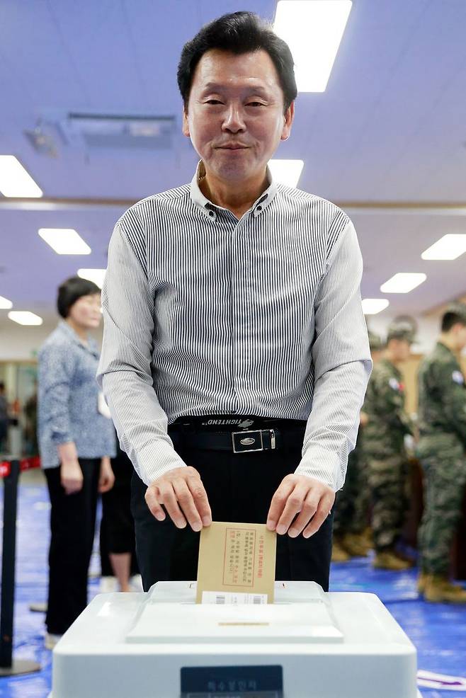 양윤녕 무소속 제주특별자치도지사 후보가 제9회 전국동시지방선거 사전투표 첫날인 29일 오전 제주도의회 의원회관 1층 대회의실에 마련된 제주시 연동 사전투표소에서 투표하고 있다. 양 후보는 지역순환경제와 새도민 정착 지원, 도민 중심 정치를 앞세워 지지를 호소하고 있다. /사진=뉴스1