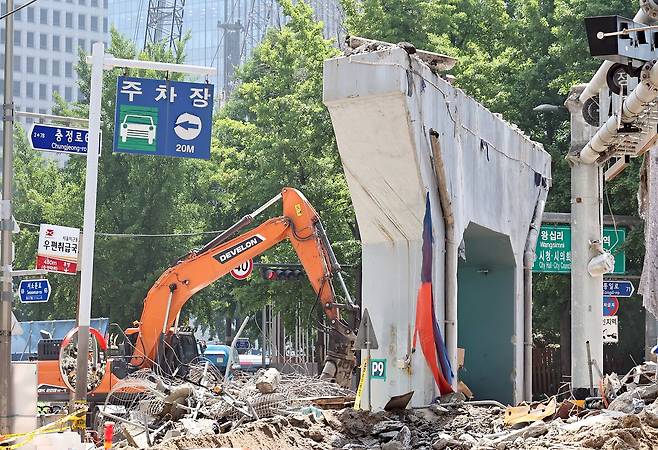 29일 서울 서대문구 미근동에서 서소문 고가차도 철거 공사가 진행되고 있다. 서울시의 예상대로 공사가 진행되면 작업은 오는 30일 오전 5시까지 마무리될 예정이다. 연합뉴스