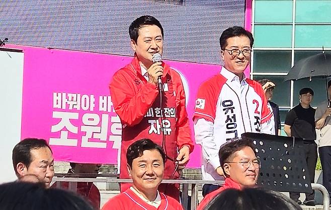 장동혁 국민의힘 당대표가 28일 조원휘 유성구청장 후보와 충남대학교 앞에서 국민의힘 후보 지원 유세를 하고 있다. 국민의힘