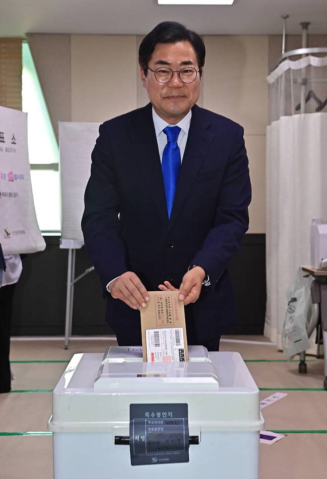 더불어민주당 박찬대 인천시장 후보가 29일 오전 인천시 연수구 송도2동 행정복지센터 사전투표소에서 소중한 한표를 행사하고 있다. 조병석기자