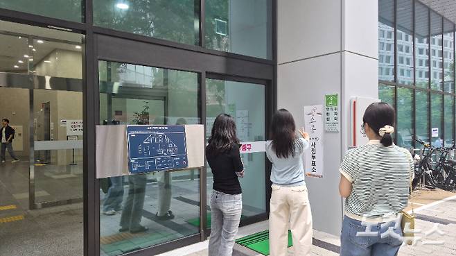 제9회 전국동시지방선거 사전투표 첫날인 29일 서울 중구 소공동 행정복합청사에 마련된 사전투표소에서 유권자들이 투표 기념사진을 찍고 있다. 김지은 기자