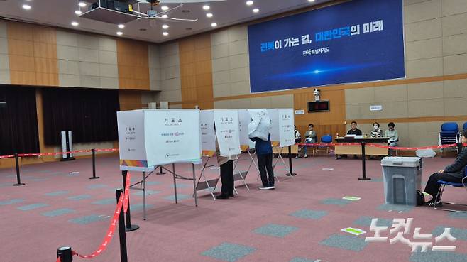 29일 오전 전북도청 4층 대회의실 사전투표소에서 도민들이 투표하고 있다. 심동훈 기자