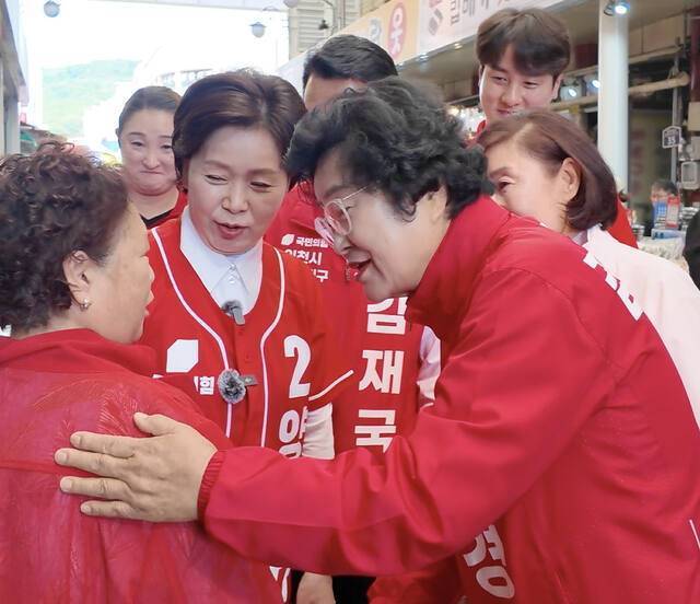 김경희 국민의힘 이천시장 후보(오른쪽)가 양향자 경기지사 후보(가운데)와 함께 거리에서 지지를 호소하고 있다. 김경희 캠프 제공