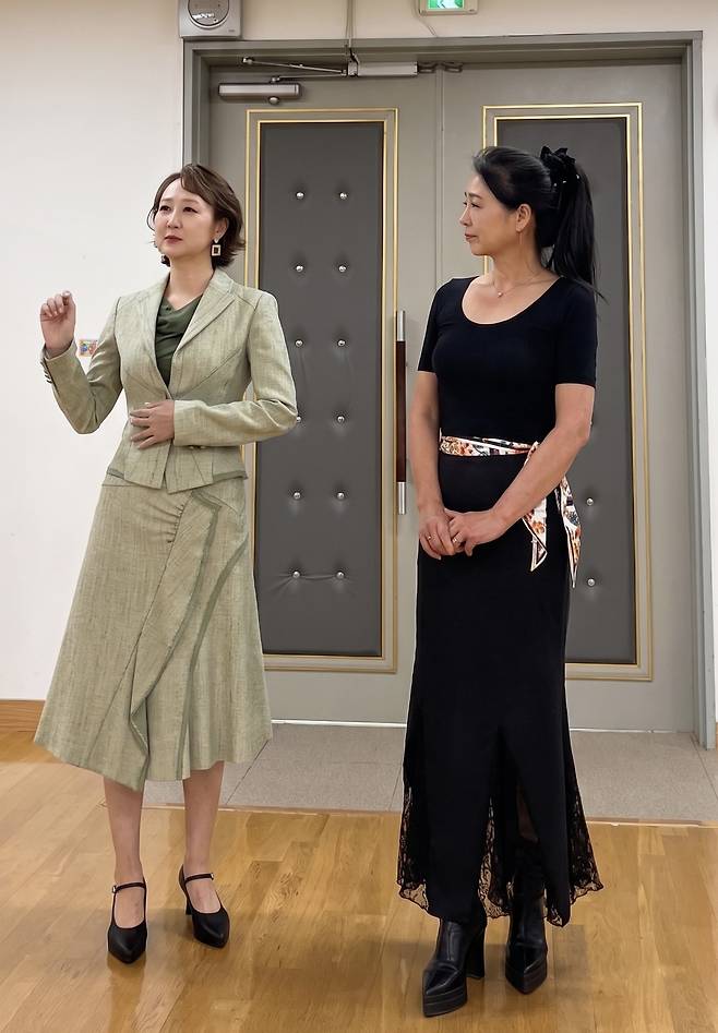 매주 광주에서 서울까지 왕복하며 시니어 모델 과정을 수강하는 박선자 씨(오른쪽).