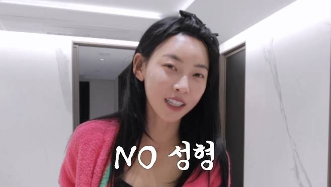 '솔로지옥5'에 출연해 화제를 모았던 육상선수 김민지가 자신의 유튜브 채널을 통해 성형설을 해명했다. 유튜브 채널 ‘김민지 KIMMINGEE’ 영상 캡처