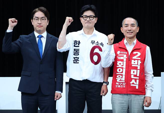 5월28일 부산MBC에서 열린 북갑 보궐선거 후보자 토론회에서 하정우 더불어민주당 후보(왼쪽부터), 한동훈 무소속 후보, 박민식 국민의힘 후보가 파이팅을 외치며 사진 촬영을 하고 있다. ⓒ연합뉴스