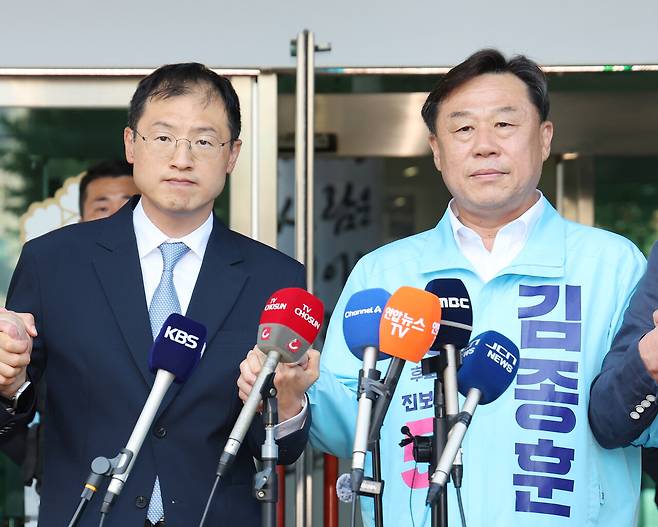 5월28일 김상욱 더불어민주당 울산시장 후보(왼쪽), 김종훈 진보당 울산시장 후보가 단일화를 발표한 후 손을 잡고 있다. ⓒ연합뉴스