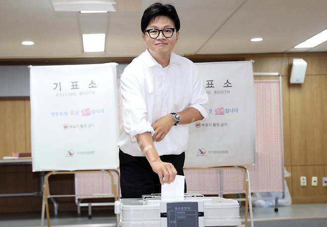 한동훈 무소속 부산 북갑 국회의원 보궐선거 후보가 29일 오전 부산 북구 만덕2동 행정복지센터에 마련된 사전투표소에서 투표하고 있다. ⓒ연합뉴스