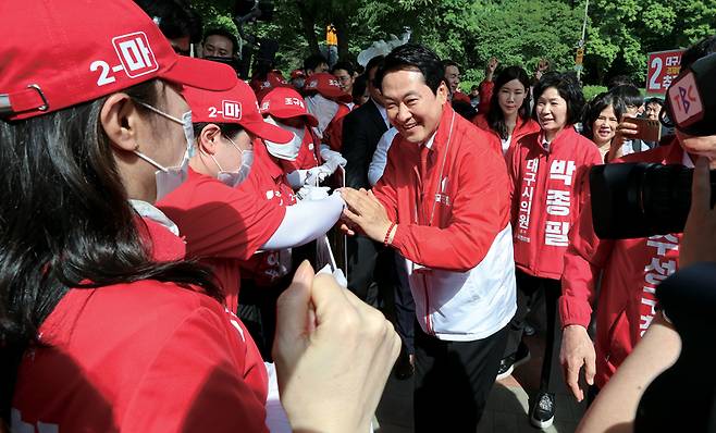 장동혁 국민의힘 상임선거대책위원장이 5월25일 추경호 대구시장 후보와 이철우 경북도지사 후보의 지원 유세를 위해 대구 수성못을 찾아 선거운동원들을 격려하고 있다. ⓒ연합뉴스