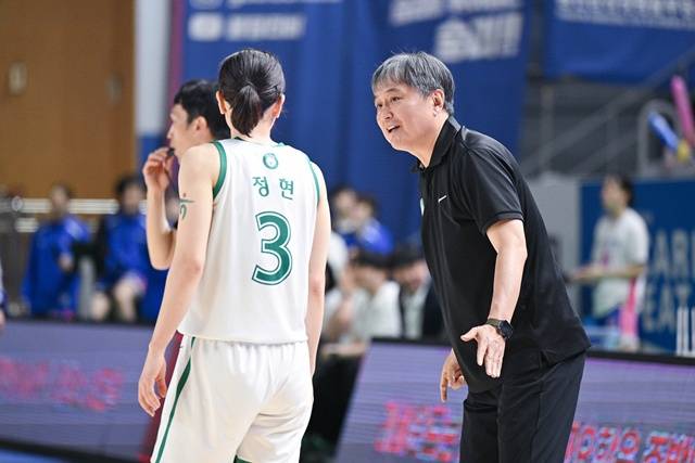 이상범 감독(오른쪽). /사진=WKBL 제공