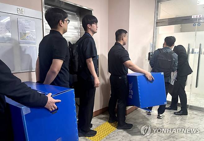 경찰, 서소문고가 붕괴사고 관련 시공사 등 압수수색 (서울=연합뉴스) 조현영 기자 = 경찰 관계자들이 서소문 고가차도 붕괴사고와 관련해 29일 철거 공사의 발주처인 서울 성동구 시공사 사무실에서 압수수색을 위해 들어가고 있다. 2026.5.29 hyun0@yna.co.kr