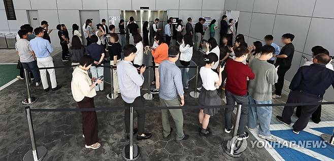 6ㆍ3지방선거 사전투표 위해 줄 선 직장인들 (서울=연합뉴스) 김인철 기자 = 제9회 전국동시지방선거 사전투표 첫날인 29일 서울 중구 소공동행정복합청사에서 점심시간을 이용해 사전투표 하려는 직장인들이 줄을 서고 있다. 2026.5.29 yatoya@yna.co.kr