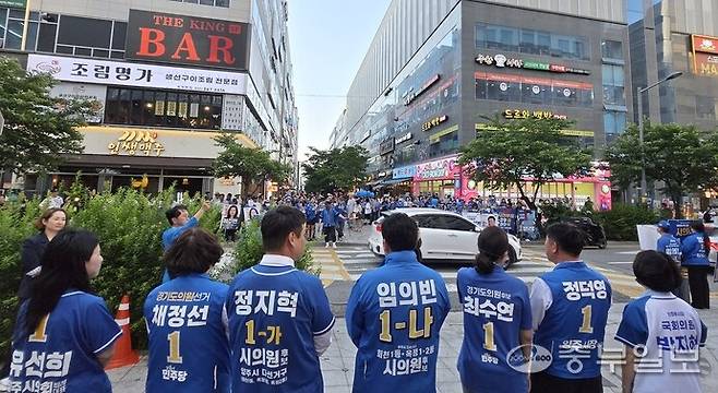 지난 29일 양주시 옥정신도시 일원에서 열린 더불어민주당 집중유세에 시민과 지지자들이 몰려 후보들의 연설을 지켜보고 있다. 박홍기 기자