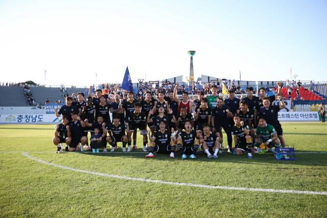 충남아산FC 선수들이 30일 수원삼성블루윙즈와의 경기 승리 후 팬들과 기념촬영을 하고 있다. 한국프로축구연맹 제공.