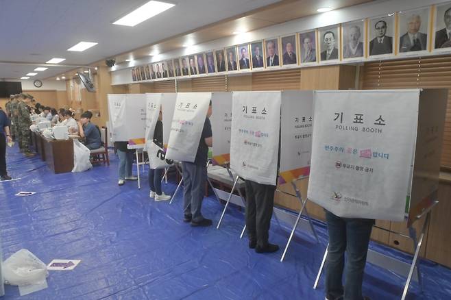 지난 29일 오전 제주도의회 의회회관에 마련된 연동투표소 기표소에서 소중한 주권을 행사하는 모습. 고봉수 기자