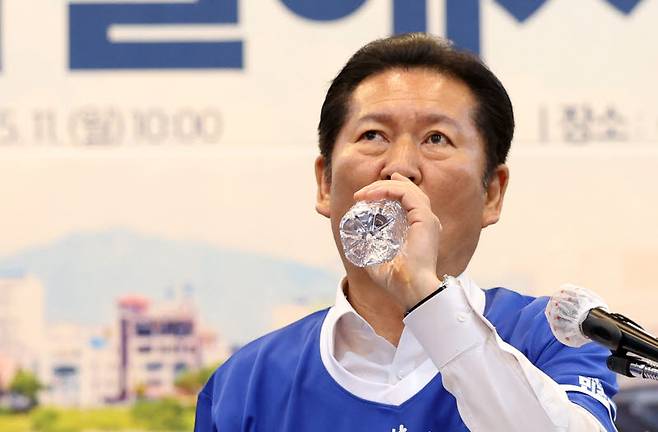 더불어민주당 정청래 대표가 지난 11일 강원 춘천시 스카이컨벤션에서 열린 중앙선거대책위원회의에서 물을 마시고 있다. (사진= 연합뉴스)