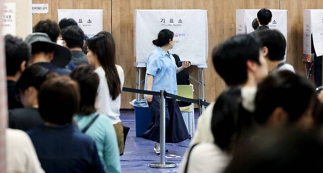 전국동시지방선거 사전투표 마지막 날인 30일 서울 성동구 공공복합청사에 마련된 사전투표소를 찾은 유권자들이 투표하기 위해 줄을 서고 있다.(사진=뉴스1)