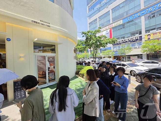 29일 오후 광주 서구 스타벅스 인근 카페에서 점심 시간 손님들이 커피와 디저트를 사기 위해 웨이팅을 하고 있다. ⓒ 뉴스1 조수민 수습기자