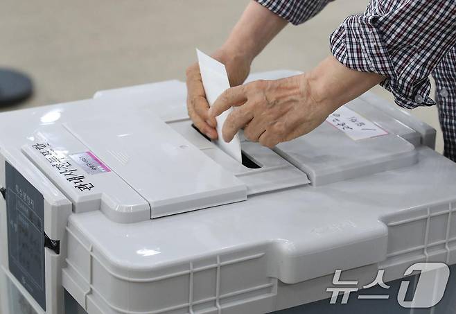 사전투표 이틀째인 30일 대구 시민들이 사전투표소를 찾아 소중한 한 표를 행사하고 있다.ⓒ 뉴스1 공정식 기자