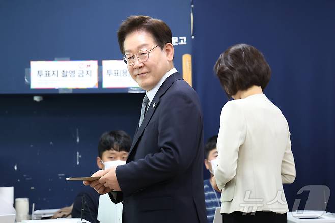 이재명 대통령과 김혜경 여사가 제9회 전국동시지방선거 사전투표 첫날인 29일 서울 삼청동 주민센터에 마련된 사전투표소에서 투표를 하기 위해 입장하고 있다. 2026.5.29 ⓒ 뉴스1 허경 기자