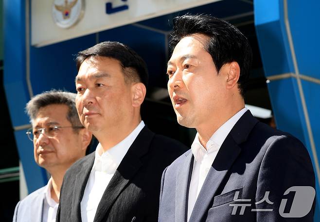 장동혁 국민의힘 대표가 30일 서울지방경찰청 민원실 앞에서 이재명 대통령과 중앙선거관리위원회 관계자에 대해 각각 공직선거법상 투표의 비밀침해죄, 공직선거법 위반 및 직무유기 혐의로 고발장을 제출하기 전 발언하고 있다. 2026.5.30 ⓒ 뉴스1 이호윤 기자