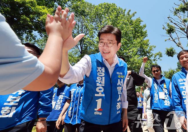 정원오 더불어민주당 서울시장 후보가 30일 서울 성동구 서울숲을 찾아 아이들과 손을 맞대고 있다. 2026.5.30 ⓒ 뉴스1 이호윤 기자