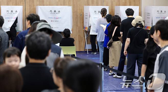 전국동시지방선거 사전투표 마지막 날인 30일 서울 성동구 공공복합청사에 마련된 사전투표소를 찾은 유권자들이 투표하기 위해 줄을 서고 있다. 2026.5.30 ⓒ 뉴스1 이호윤 기자