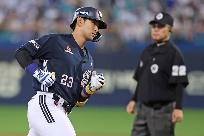 두산 강승호가 29일 대구삼성라이온즈파크에서 열린 2026 KBO리그 정규시즌 삼성전에서 9회초 역전 만루포를 터뜨리고 있다 사진 | 두산 베어스