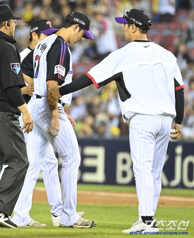 29일 잠실야구장에서 열린 KIA와 LG의 경기. 9회초 투구를 하던 백승현이 몸의 이상을 호소하고 있다. 백승현은 박시원과 교체됐다. 잠실=허상욱 기자wook@sportschosun.com/2026.05.29/