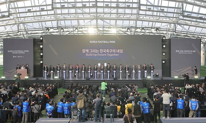 천안 코리아풋볼파크 공식 개관식
(천안=연합뉴스) 류영석 기자 = 7일 충남 천안 코리아풋볼파크에서 열린 공식 개관식에서 정몽규 대한축구협회장, 유승민 대한체육회장을 비롯한 참석자들이 개관 세리머니를 하고 있다. 2026.4.7
ondol@yna.co.kr
(끝)
<저작권자(c) 연합뉴스, 무단 전재-재배포, AI 학습 및 활용 금지>