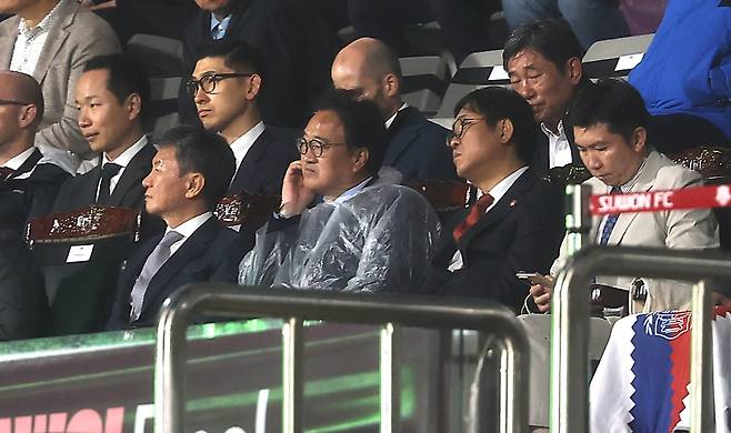 경기 관람하는 정몽규 회장·우원식 의장·최휘영 장관·유승민 회장
(수원=연합뉴스) 김성민 기자 = 20일 수원 장안구 수원종합운동장에서 열린 아시아축구연맹(AFC) 여자 챔피언스리그(AWCL) 4강 수원FC 위민과 내고향여자축구단의 경기. 정몽규 대한축구협회장(왼쪽부터), 우원식 국회의장, 최휘영 문화체육관광부 장관, 유승민 대한체육회장이 경기를 관전하고 있다. 2026.5.20
ksm7976@yna.co.kr
(끝)
<저작권자(c) 연합뉴스, 무단 전재-재배포, AI 학습 및 활용 금지>